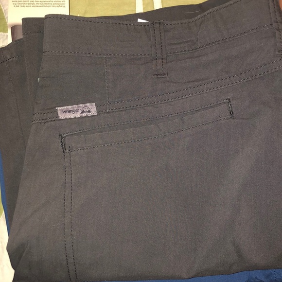 4 Pair of Wrangler outdoor performance shorts - Picture 8 of 8